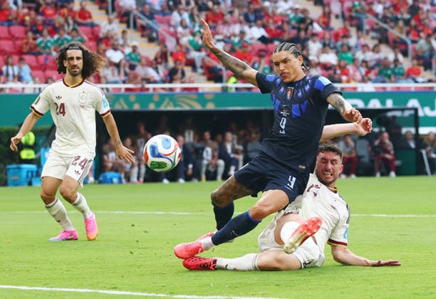 Spain s Aymeric Laporte tackles Uruguay s Darwin Nunez as Spain s Marc Cucurella looks on in the first half of a FIFA World Cup, WM, Weltmeisterschaft, Fussball match at Guadalajara Stadium in Guadalajara, Mexico, on Friday, June 26, 2026.  GUA20260626808 CHRISTIANxBRUNSKILL