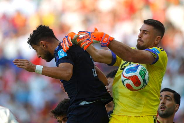 FIFA World Cup, WM, Weltmeisterschaft, Fussball 2026 - Group H - Uruguay vs Spain Sebastian Caceres (L) of Uruguay vies for the ball with Unai Simon (R) of Spain during the FIFA World Cup 2026 group stage match Uruguay against Spain in Guadalajara, Mexico, 26 June 2026. GUADALAJARA Mexico  Copyright: xFRANCISCOxGUASCOx