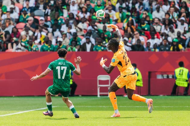 TORONTO, ON - JUNE 26: Goalkeeper Mory Diaw (23) of Senegal throws the ball as forward Ali Jasim (17) of Iraq looks on during first-half stoppage time of the FIFA World Cup, WM, Weltmeisterschaft, Fussball 2026 Group I match between Senegal and Iraq on June 26, 2026, at Toronto Stadium in Toronto, ON. (Photo by Mathew Tsang Icon Sportswire) SOCCER: JUN 26 FIFA World Cup 26 Group I - Senegal vs Iraq EDITORIAL USE ONLY Icon260626012