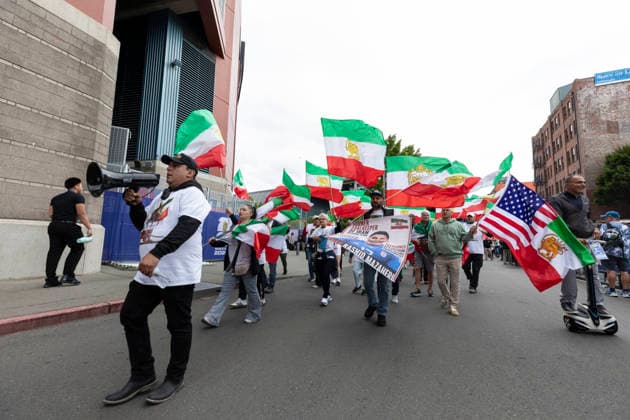 June 26, 2026, Seattle, Washington, USA: Protesters march along Seattle Stadium in demonstration of the current ro gime in Tehran before the FIFA World Cup, WM, Weltmeisterschaft, Fussball match between Egypt and Iran on Friday, June 26, 2026. Seattle USA - ZUMAg235 20260626_zap_g235_001 Copyright: xPaulxChristianxGordonx