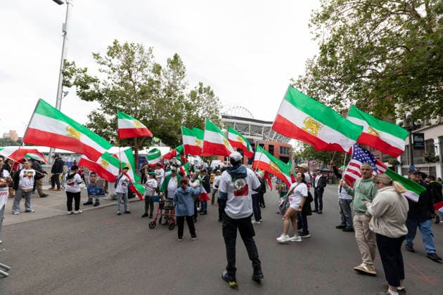 June 26, 2026, Seattle, Washington, USA: Protesters march along Seattle Stadium in demonstration of the current ro gime in Tehran before the FIFA World Cup, WM, Weltmeisterschaft, Fussball match between Egypt and Iran on Friday, June 26, 2026. Seattle USA - ZUMAg235 20260626_zap_g235_003 Copyright: xPaulxChristianxGordonx
