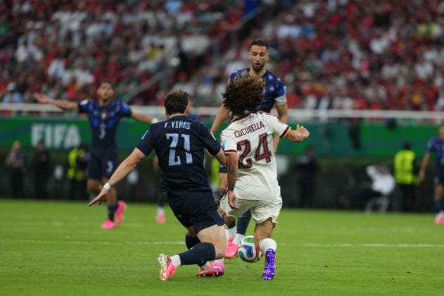 Uruguay v Spain - FIFA World Cup, WM, Weltmeisterschaft, Fussball 2026 - Group H ZAPOPAN, MEXICO - JUNE 26: Cucurella (24) of Spain in action against Vinas (21) of Uruguay during the 2026 FIFA World Cup First Stage Group H match between Uruguay and Spain at Estadio Akron (Guadalajara Stadium) in Zapopan, Guadalajara, Mexico on June 26, 2026. Juancho Torres Anadolu Jalisco Mexico. Editorial use only. Please get in touch for any other usage.  Copyright: x2026xAnadoluxJuanchoxTorresx