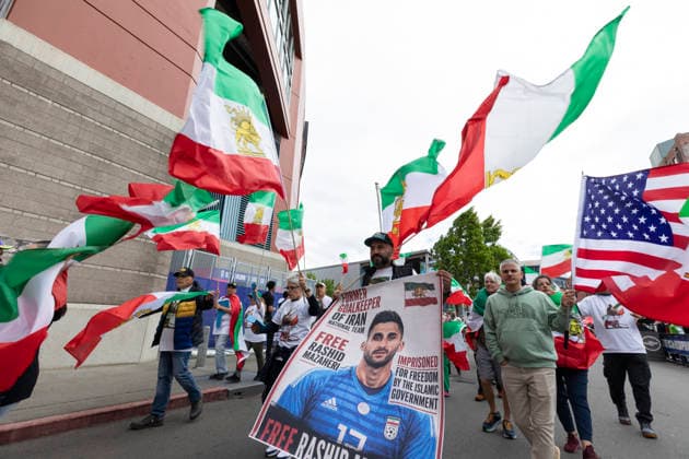 June 26, 2026, Seattle, Washington, USA: Protesters march along Seattle Stadium in demonstration of the current ro gime in Tehran before the FIFA World Cup, WM, Weltmeisterschaft, Fussball match between Egypt and Iran on Friday, June 26, 2026. 2026 FIFA World Cup: Protest Against Iranian Ro Gime In Seattle  - ZUMAg235 20260626_zap_g235_006 Copyright: xPaulxChristianxGordonx