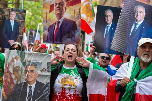 June 26, 2026, Seattle, Washington, USA: Protesters gather in SeattleÃ¢â‚¬â ¢s Pioneer Square in demonstration of the current ro gime in Tehran before the FIFA World Cup, WM, Weltmeisterschaft, Fussball match between Egypt and Iran on Friday, June 26, 2026. 2026 FIFA World Cup: Protest Against Iranian Ro Gime In Seattle  - ZUMAg235 20260626_zap_g235_013 Copyright: xPaulxChristianxGordonx