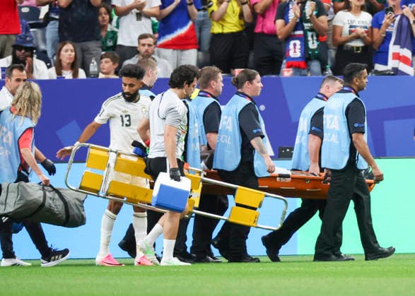 HOUSTON, TX - JUNE 26: Hassan Tambakti 5 of Saudi Arabia leaves the pitch on a gurney following an injury in the goal zone in the first half during the FIFA World Cup, WM, Weltmeisterschaft, Fussball 2026 Group H match between Cabo Verde and Saudi Arabia on June 26, 2026 at Houston Stadium in Houston, Texas. (Photo by Leslie Plaza Johnson Icon Sportswire) SOCCER: JUN 26 FIFA World Cup 26 Group H - Cabo Verde vs Saudi Arabia EDITORIAL USE ONLY Icon260626015