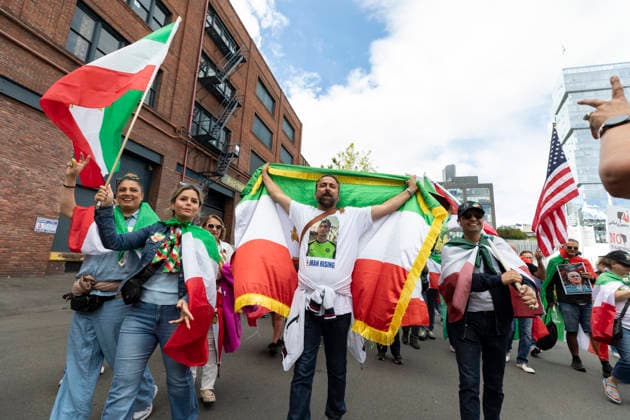 June 26, 2026, Seattle, Washington, USA: Protesters march along Seattle Stadium in demonstration of the current ro gime in Tehran before the FIFA World Cup, WM, Weltmeisterschaft, Fussball match between Egypt and Iran on Friday, June 26, 2026. 2026 FIFA World Cup: Protest Against Iranian Ro Gime In Seattle  - ZUMAg235 20260626_zap_g235_018 Copyright: xPaulxChristianxGordonx