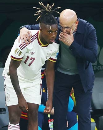 Spain s head coach Luis de la Fuente gives instructions to Nico Williams in the second half of a FIFA World Cup, WM, Weltmeisterschaft, Fussball match against Uruguay at Guadalajara Stadium in Guadalajara, Mexico, on Friday, June 26, 2026.  GUA20260626812 CHRISTIANxBRUNSKILL