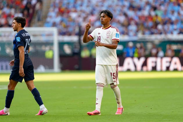 Lamine Yamal seen during FIFA World Cup, WM, Weltmeisterschaft, Fussball 2026 game between national teams of Uruguay and Spain (Edmund Wong Ball Raw Images) Zapopan Estadio Guadalajara Mexico Copyright: xEdmundxWongx edmundwong_uruguay_spain_2526_1-13