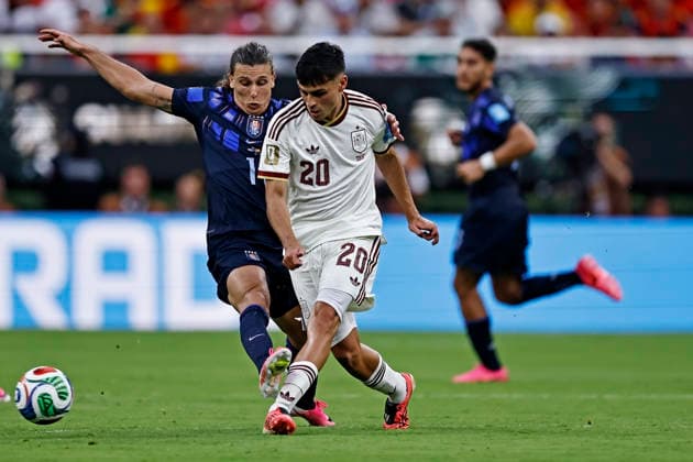 June 26, 2026, Guadalajara, Jalisco, Mexico: Agustin Canobbio of Uruguay battles for possession ball with Pedri of Spain during the match between Uruguay and Spain for the 3st round of the group H of the FIFA World Cup, WM, Weltmeisterschaft, Fussball 2026, at Guadalajara Stadium, in Guadalajara, Mexico on June 26, 2026. Photo: DiaEsportivo FIFA World Cup 2026, Uruguay Vs Spain, Guadalajara, Mexico  - ZUMAh208 20260626_zsp_h208_035 Copyright: xHeulerxAndreyx