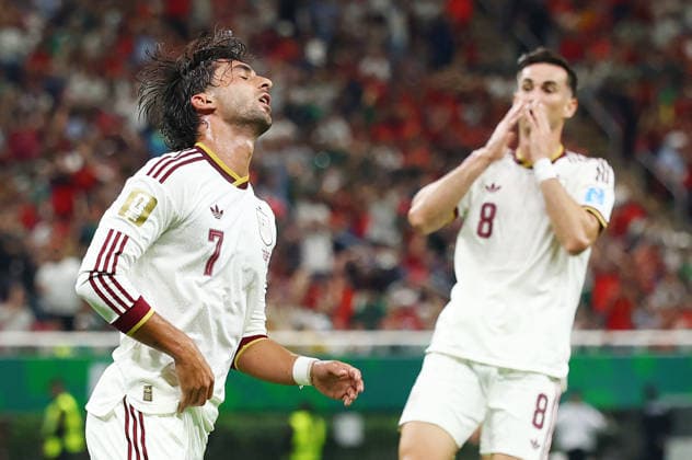 Spain s Ferran Torres (7) reacts after missing a shot on goal as teammate Fabian Ruiz looks on in the second half of a FIFA World Cup, WM, Weltmeisterschaft, Fussball match against Uruguay at Guadalajara Stadium in Guadalajara, Mexico, on Friday, June 26, 2026.  GUA20260626814 CHRISTIANxBRUNSKILL