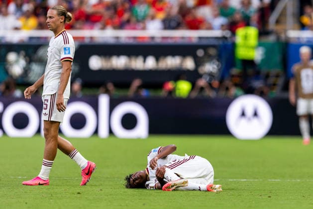 ZAPOPAN, MEXICO - JUNE 26: Lamine Yamal of Spain lies on the floor due to injury during the FIFA World Cup, WM, Weltmeisterschaft, Fussball 2026 Group H match between Uruguay and Spain at Guadalajara Stadium on June 26, 2026 in Zapopan, Mexico.  Copyright: xMBxMediax