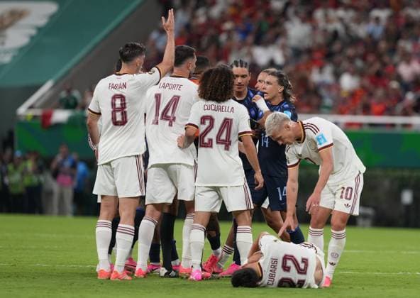 Uruguay v Spain - FIFA World Cup, WM, Weltmeisterschaft, Fussball 2026 - Group H ZAPOPAN, MEXICO - JUNE 26: Cubarsi (22) of Spain lies on the ground after injury during the 2026 FIFA World Cup First Stage Group H match between Uruguay and Spain at Estadio Akron (Guadalajara Stadium) in Zapopan, Guadalajara, Mexico on June 26, 2026. Juancho Torres Anadolu Jalisco Mexico. Editorial use only. Please get in touch for any other usage.  Copyright: x2026xAnadoluxJuanchoxTorresx