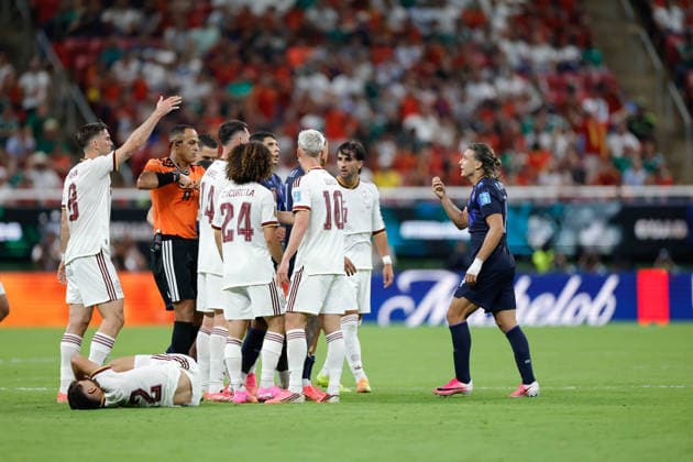 FIFA World Cup, WM, Weltmeisterschaft, Fussball 2026 URUGUAY VS SPAIN FIFA WORLD CUP 2026 URUGUAY VS SPAIN URUGUAY VS SPAIN 26062026 GUADALAJARA, MEXICO. Action photo of ejected Agustin Canobbio (No. 14) of Uruguay, during Group H game of the FIFA World Cup 2026, held at the Estadio Guadalajara of Guadalajara, Jalisco. Foto de accion del expulsado Agustin Canobbio (No. 14) de Uruguay, durante juego del Grupo H de la Copa del Mundo 2026 de la FIFA, celebrado en el Estadio Guadalajara de Guadalajara, Jalisco. PHOTO BY IMAGENSHOP AGENCIA FOTOGRAFICA GUADALAJARA JALISCO MEXICO *** FIFA WORLD CUP 2026 URUGUAY VS SPAIN FIFA WORLD CUP 2026 URUGUAY VS SPAIN URUGUAY VS SPAIN 06 26 2026 GUADALAJARA, MEXICO Action photo of Uruguay’s No. 14 Agustín Canobbio, who was sent off, during a Group H match of the 2026 FIFA World Cup, held at the Estadio Guadalajara in Guadalajara, Jalisco Action photo of Uruguay’s No. 14 Agustín Canobbio, who was sent off, during a Group H match of the 2026 FIFA World Cup, held at the Estadio Guadalajara in Guadalajara, Jalisco. PHOTO BY IMAGENSHOP PHOTO AGENCY GUADALAJARA, JALISCO, MEXICO Copyright: xYOALIxMARTINEZx