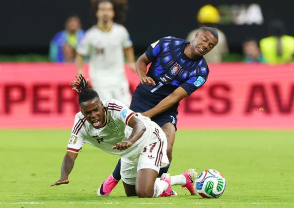 Uruguay s Nicolas de la Cruz (7) tackles Spain s Nico Williams and receives a yellow card in the second half of a FIFA World Cup, WM, Weltmeisterschaft, Fussball match at Guadalajara Stadium in Guadalajara, Mexico, on Friday, June 26, 2026.  GUA20260626815 CHRISTIANxBRUNSKILL