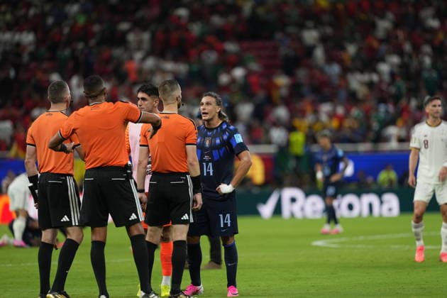 Uruguay v Spain - FIFA World Cup, WM, Weltmeisterschaft, Fussball 2026 - Group H ZAPOPAN, MEXICO - JUNE 26: Agustin Canobbio (14) of Uruguay argues with the referee Ismail Elfath after getting sent off during the 2026 FIFA World Cup First Stage Group H match between Uruguay and Spain at Estadio Akron (Guadalajara Stadium) in Zapopan, Guadalajara, Mexico on June 26, 2026. Juancho Torres Anadolu Jalisco Mexico. Editorial use only. Please get in touch for any other usage.  Copyright: x2026xAnadoluxJuanchoxTorresx