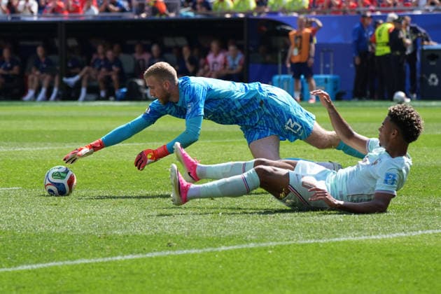 Torwart Goalie Egil Selvik (Norwegen, Norway, 13) holt sich den Ball gegen Desire Doue (Frankreich, France, 20) - Boston 26.06.2026: Frankreich vs. Norwegen, Gilette Stadium, World Cup 26 Gruppe I, 3. Spieltag *** Goalie Egil Selvik of Norway, No. 13, makes a save against Desire Doue of France, No. 20. Boston, June 26, 2026. France vs. Norway, Gilette Stadium, World Cup 26, Group I, Matchday 3