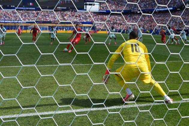 Jorgen Strand Larsen (Norwegen, Norway, 11) vergibt den Elfmeter gegen Torwart Goalie Mike Maigan (Frankreich, France, 16) - Boston 26.06.2026: Frankreich vs. Norwegen, Gilette Stadium, World Cup 26 Gruppe I, 3. Spieltag *** Jorgen Strand Larsen (Norway), No. 11, takes the penalty kick against goalkeeper Mike Maigan (France), No. 16, Boston, June 26, 2026, France vs. Norway, Gilette Stadium, World Cup 26, Group I, Matchday 3