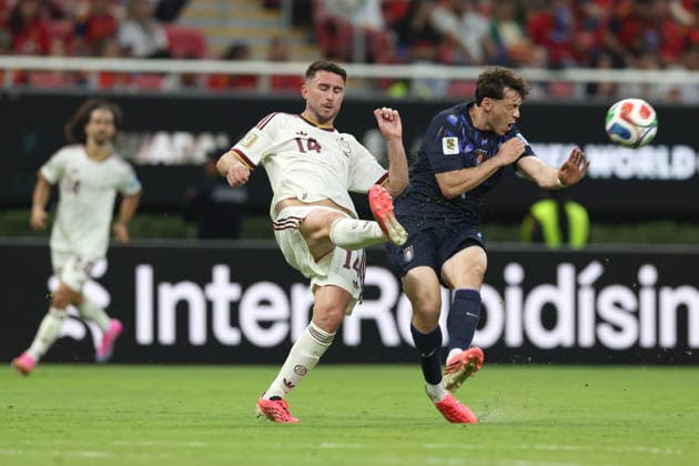 FIFA World Cup, WM, Weltmeisterschaft, Fussball 2026 - Group H - Uruguay vs Spain Federico Vinas (R) of Uruguay vies for the ball with Aymeric Laporte of Spain during the FIFA World Cup 2026 group stage match Uruguay against Spain in Guadalajara, Mexico, 26 June 2026. GUADALAJARA Mexico  Copyright: xALEXxCRUZx