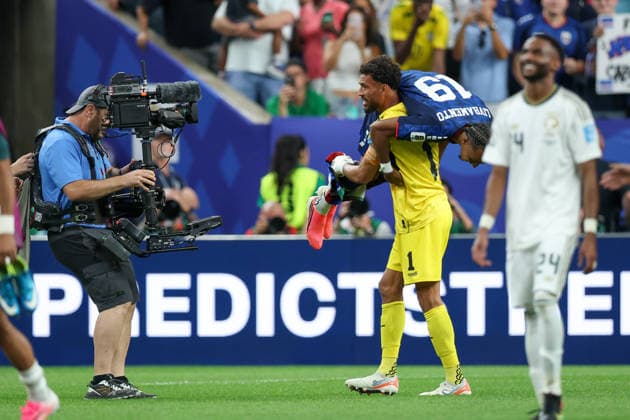 HOUSTON, TX - JUNE 26: Vozinha 1 of Cabo Verde carries Dailon Rocha Livramento 19 of Cabo Verde to celebrate advancing to the round of 32 after the FIFA World Cup, WM, Weltmeisterschaft, Fussball 2026 Group H match between Cabo Verde and Saudi Arabia on June 26, 2026, at Houston Stadium in Houston, Texas. (Photo by David Buono Icon Sportswire). SOCCER: JUN 26 FIFA World Cup 26 Group H - Cabo Verde vs Saudi Arabia EDITORIAL USE ONLY Icon260626055
