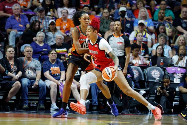 UNCASVILLE, CT - JUNE 26: Shakira Austin 0 of the Washington Mystics drives to the basket against Olivia Nelson-Ododa 10 of the Connecticut Sun during the WNBA, Basketball Damen, USA game between Washington Mystics and Connecticut Sun on June 26, 2026, at Mohegan Sun Arena in Uncasville, CT. (Photo by M. Anthony Nesmith Icon Sportswire) WNBA: JUN 26 Washington Mystics at Connecticut Sun EDITORIAL USE ONLY Icon26062602