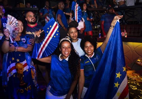 ROTTERDAM - Supporters watch Cape Verde s third World Cup match, this time against Saudi Arabia. The Cape Verdean team has six players who were born in the Netherlands and is participating in the World Cup for the first time in history. JEROEN JUMELET ANP xVIxANPxSportx xxANPxIVx 562126727 originalFilename: 562126727.jpg
