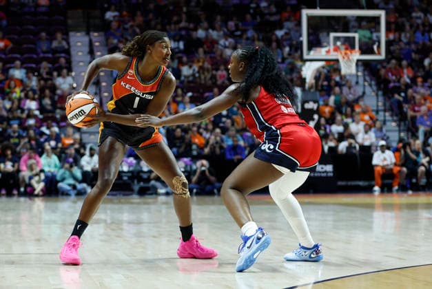 UNCASVILLE, CT - JUNE 26: Diamond Miller 1 of the Connecticut Sun defended by Michaela Onyenwere 12 of the Washington Mystics during the WNBA, Basketball Damen, USA game between Washington Mystics and Connecticut Sun on June 26, 2026, at Mohegan Sun Arena in Uncasville, CT. (Photo by M. Anthony Nesmith Icon Sportswire) WNBA: JUN 26 Washington Mystics at Connecticut Sun EDITORIAL USE ONLY Icon26062604
