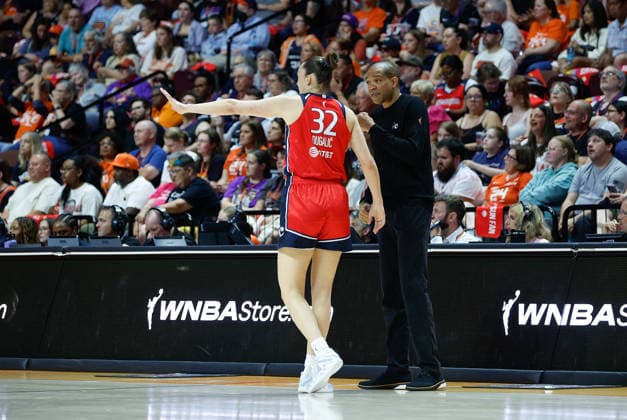 UNCASVILLE, CT - JUNE 26: Angela Dugalic 32 of the Washington Mystics speaks with Sydney Johnson of the Washington Mystics during the WNBA, Basketball Damen, USA game between Washington Mystics and Connecticut Sun on June 26, 2026, at Mohegan Sun Arena in Uncasville, CT. (Photo by M. Anthony Nesmith Icon Sportswire) WNBA: JUN 26 Washington Mystics at Connecticut Sun EDITORIAL USE ONLY Icon26062610