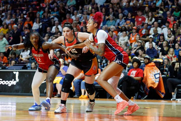 UNCASVILLE, CT - JUNE 26: Michaela Onyenwere 12 of the Washington Mystics, Raegan Beers 15 of the Connecticut Sun and Shakira Austin 0 of the Washington Mystics in action during the WNBA, Basketball Damen, USA game between Washington Mystics and Connecticut Sun on June 26, 2026, at Mohegan Sun Arena in Uncasville, CT. (Photo by M. Anthony Nesmith Icon Sportswire) WNBA: JUN 26 Washington Mystics at Connecticut Sun EDITORIAL USE ONLY Icon26062613