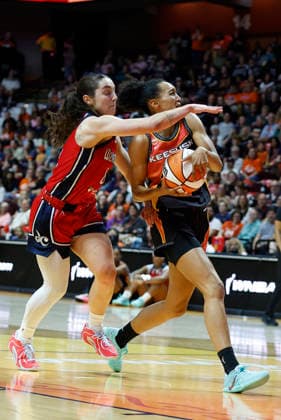 UNCASVILLE, CT - JUNE 26: Georgia Amoore 8 of the Washington Mystics defends Leila Lacan 47 of the Connecticut Sun during the WNBA, Basketball Damen, USA game between Washington Mystics and Connecticut Sun on June 26, 2026, at Mohegan Sun Arena in Uncasville, CT. (Photo by M. Anthony Nesmith Icon Sportswire) WNBA: JUN 26 Washington Mystics at Connecticut Sun EDITORIAL USE ONLY Icon26062615