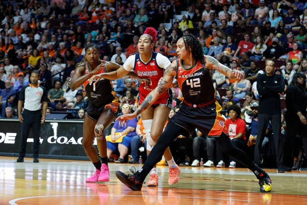 UNCASVILLE, CT - JUNE 26: Diamond Miller 1 of the Connecticut Sun, Shakira Austin 0 of the Washington Mystics and Brittney Griner 42 of the Connecticut Sun in action during the WNBA, Basketball Damen, USA game between Washington Mystics and Connecticut Sun on June 26, 2026, at Mohegan Sun Arena in Uncasville, CT. (Photo by M. Anthony Nesmith Icon Sportswire) WNBA: JUN 26 Washington Mystics at Connecticut Sun EDITORIAL USE ONLY Icon26062618