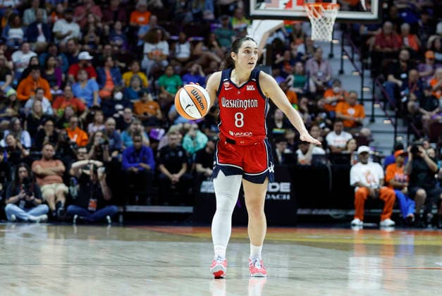 UNCASVILLE, CT - JUNE 26: Georgia Amoore 8 of the Washington Mystics handles the ball during the WNBA, Basketball Damen, USA game between Washington Mystics and Connecticut Sun on June 26, 2026, at Mohegan Sun Arena in Uncasville, CT. (Photo by M. Anthony Nesmith Icon Sportswire) WNBA: JUN 26 Washington Mystics at Connecticut Sun EDITORIAL USE ONLY Icon26062621