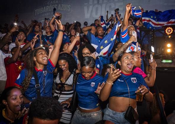 ROTTERDAM - Supporters watch Cape Verde s third World Cup match, this time against Saudi Arabia. The Cape Verdean team has six players who were born in the Netherlands and is participating in the World Cup for the first time in history. JEROEN JUMELET ANP xVIxANPxSportx xxANPxIVx 562126874 originalFilename: 562126874.jpg