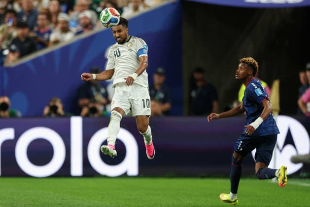 HOUSTON, TX - JUNE 26: Salem al-Dawsari 10 of Saudi Arabia leaps for a header during the FIFA World Cup, WM, Weltmeisterschaft, Fussball 2026 Group H match between Cabo Verde and Saudi Arabia on June 26, 2026, at Houston Stadium in Houston, Texas. (Photo by David Buono Icon Sportswire). SOCCER: JUN 26 FIFA World Cup 26 Group H - Cabo Verde vs Saudi Arabia EDITORIAL USE ONLY Icon260626061