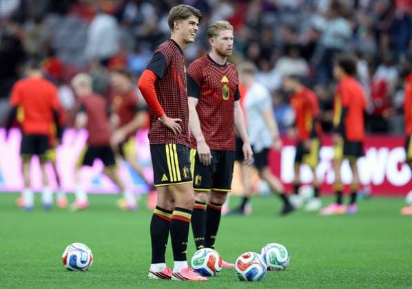 Belgium s Charles De Ketelaere and Belgium s Kevin De Bruyne pictured during the warming up before a soccer game between Belgian national team, Nationalteam Red Devils and New Zealand, on Friday 26 June 2026, at the BC Place Vancouver stadium in Vancouver, Canada, the third game in the group stage of the FIFA World Cup, WM, Weltmeisterschaft, Fussball 2026. The Diables Rouges - Rode Duivels were drawn into Group G. BRUNOxFAHY  x179492288x