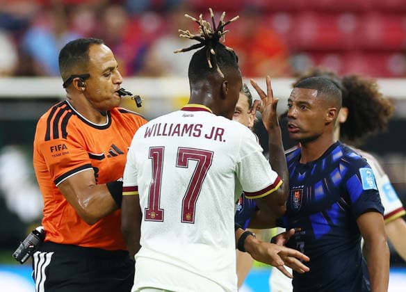 Referee Ismail Elfath tries to separate Spain s Nico Williams (17) and Uruguay s Nicolas de la Cruz in the closing minutes of a FIFA World Cup, WM, Weltmeisterschaft, Fussball match at Guadalajara Stadium in Guadalajara, Mexico, on Friday, June 26, 2026.  GUA20260626821 CHRISTIANxBRUNSKILL
