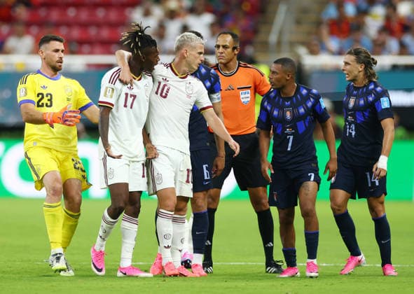 Uruguay s Agustin Canobbio (14) and Nicolas de la Cruz (7) argue with Spain s Nico Williams (17) and Spain s Dani Olmo after Canobbio received a red card for his tackle on Spain s Pau Cubarsi in the second half of a FIFA World Cup, WM, Weltmeisterschaft, Fussball match at Guadalajara Stadium in Guadalajara, Mexico, on Friday, June 26, 2026.  GUA20260626827 CHRISTIANxBRUNSKILL