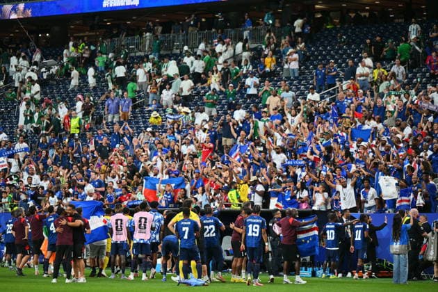 FIFA World Cup, WM, Weltmeisterschaft, Fussball 2026 - Group H - Cape Verde vs Saudi Arabia Cape Verde players celebrate with fans after qualifying for the knockout stage following a 0-0 draw in the FIFA World Cup 2026 group stage match between Cape Verde and Saudi Arabia in Houston, USA, 26 June 2026. HOUSTON Texas United States  Copyright: xSAMxWASSONx