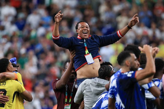 Players celebrate with Cape Verde coach Bubista (C) at the end of a Group H match at the 2026 FIFA World Cup, WM, Weltmeisterschaft, Fussball between Cape Verde and Saudi Arabia at NRG stadium in Houston, United States, 26 June 2026. FIFA World Cup 2026 - Group H - Cape Verde vs Saudi Arabia !ACHTUNG: NUR REDAKTIONELLE NUTZUNG!  Copyright: xCarlosxRamírezx GR6225 20260627-55020724825_1