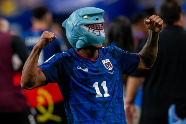 June 26, 2026: Cape Verde midfielder Garry Rodrigues (11) wears a shark mask while celebrating advancing to the round of 32 after a FIFA World Cup, WM, Weltmeisterschaft, Fussball Group H match between Saudi Arabia and Cape Verde in Houston, TX. .. CSM USA - ZUMAc04_ 20260626_faf_c04_009 Copyright: xTraskxSmithx