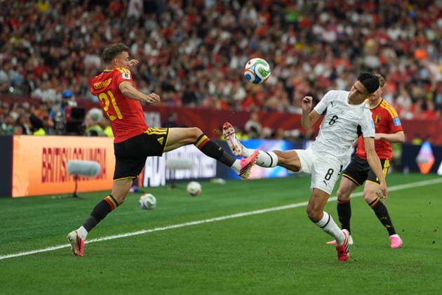 New Zealand v Belgium - FIFA World Cup, WM, Weltmeisterschaft, Fussball 2026 - Group G VANCOUVER, CANADA - JUNE 26: Timothy Castagne (L) of Belgium in action against Marko Stamenic (8) of New Zealand during the 2026 FIFA World Cup First Stage Group G match between New Zealand and Belgium at BC Place (Vancouver Stadium) in Vancouver, British Columbia, Canada on June 26, 2026. Ercin Erturk Anadolu British Columbia Canada. Editorial use only. Please get in touch for any other usage.  Copyright: x2026xAnadoluxErcinxErturkx
