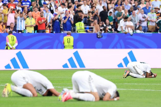 Players of Saudi Arabia reacts at the end a Group H match at the 2026 FIFA World Cup, WM, Weltmeisterschaft, Fussball between Cape Verde and Saudi Arabia at NRG stadium in Houston, United States, 26 June 2026. FIFA World Cup 2026 - Group H - Cape Verde vs Saudi Arabia !ACHTUNG: NUR REDAKTIONELLE NUTZUNG!  Copyright: xCarlosxRamírezx GR6209 20260627-55020724835_1