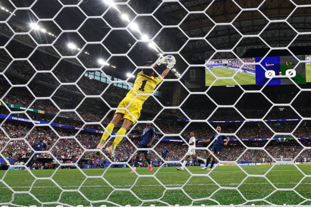 HOUSTON, TX - JUNE 26: Vozinha 1 of Cabo Verde leaps for a save during the FIFA World Cup, WM, Weltmeisterschaft, Fussball 2026 Group H match between Cabo Verde and Saudi Arabia on June 26, 2026, at Houston Stadium in Houston, Texas. (Photo by David Buono Icon Sportswire). SOCCER: JUN 26 FIFA World Cup 26 Group H - Cabo Verde vs Saudi Arabia EDITORIAL USE ONLY Icon260626074