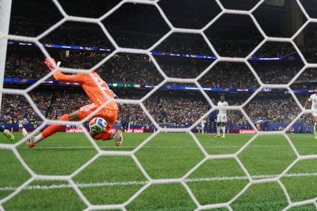 HOUSTON, TX - JUNE 26: Mohammed al-Owais 21 of Saudi Arabia saves the ball with the inside of his leg and his back foot during the FIFA World Cup, WM, Weltmeisterschaft, Fussball 2026 Group H match between Cabo Verde and Saudi Arabia on June 26, 2026, at Houston Stadium in Houston, Texas. (Photo by David Buono Icon Sportswire). SOCCER: JUN 26 FIFA World Cup 26 Group H - Cabo Verde vs Saudi Arabia EDITORIAL USE ONLY Icon260626075