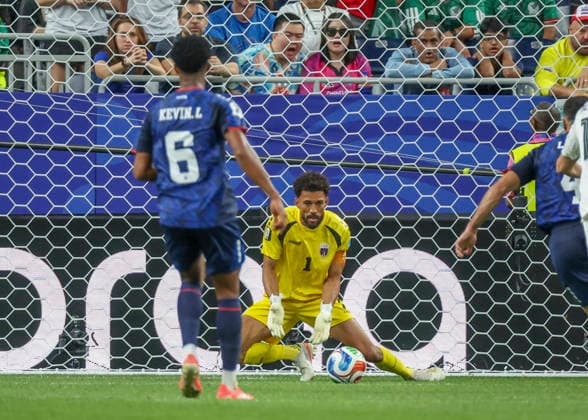 HOUSTON, TX - JUNE 26: Vozinha 1 of Cabo Verde traps a shot on goal in the second half during the FIFA World Cup, WM, Weltmeisterschaft, Fussball 2026 Group H match between Cabo Verde and Saudi Arabia on June 26, 2026 at Houston Stadium in Houston, Texas. (Photo by Leslie Plaza Johnson Icon Sportswire) SOCCER: JUN 26 FIFA World Cup 26 Group H - Cabo Verde vs Saudi Arabia EDITORIAL USE ONLY Icon260626028