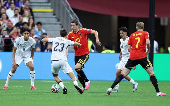New Zealand s Ryan Thomas, Belgium s Hans Vanaken and Belgium s Kevin De Bruyne fight for the ball during a soccer game between Belgian national team, Nationalteam Red Devils and New Zealand, on Friday 26 June 2026, at the BC Place Vancouver stadium in Vancouver, Canada, the third game in the group stage of the FIFA World Cup, WM, Weltmeisterschaft, Fussball 2026. The Diables Rouges - Rode Duivels were drawn into Group G. BRUNOxFAHY  x179493644x