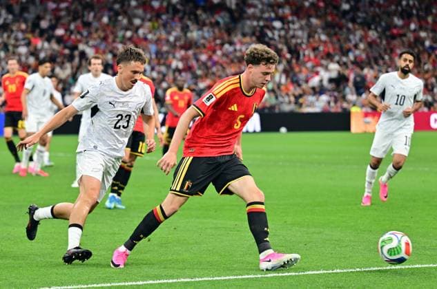 New Zealand s Ryan Thomas and Belgium s Maxim De Cuyper fight for the ball during a soccer game between Belgian national team, Nationalteam Red Devils and New Zealand, on Friday 26 June 2026, at the BC Place Vancouver stadium in Vancouver, Canada, the third game in the group stage of the FIFA World Cup, WM, Weltmeisterschaft, Fussball 2026. The Diables Rouges - Rode Duivels were drawn into Group G. DIRKxWAEM  x179493807x