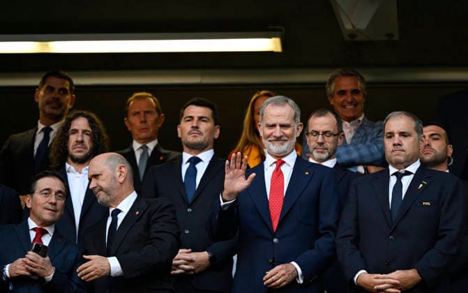 (260627) -- GUADALAJARA, June 27, 2026 -- King Felipe VI (2nd R, front) of Spain waves before the group H match between Uruguay and Spain at the 2026 FIFA World Cup, WM, Weltmeisterschaft, Fussball at Guadalajara Stadium in Guadalajara, Mexico, June 26, 2026. ) (SP)MEXICO-GUADALAJARA-FOOTBALL-FIFA WORLD CUP-GROUP H-URU VS ESP LixMuzi 