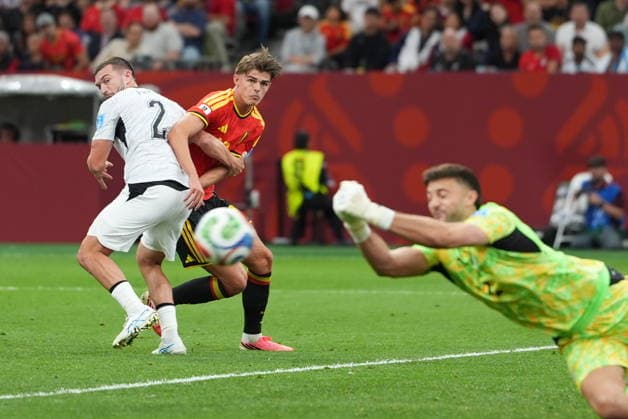 New Zealand v Belgium - FIFA World Cup, WM, Weltmeisterschaft, Fussball 2026 - Group G VANCOUVER, CANADA - JUNE 26: Charles De Ketelaere (2nd L) of Belgium in action against Tim Payne (2) of New Zealand during the 2026 FIFA World Cup First Stage Group G match between New Zealand and Belgium at BC Place (Vancouver Stadium) in Vancouver, British Columbia, Canada on June 26, 2026. Ercin Erturk Anadolu British Columbia Canada. Editorial use only. Please get in touch for any other usage.  Copyright: x2026xAnadoluxErcinxErturkx