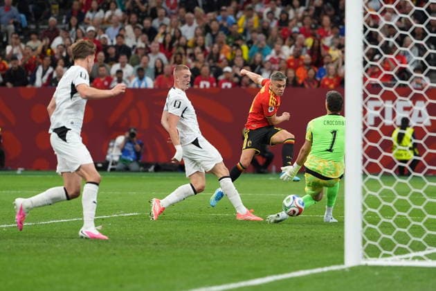 New Zealand v Belgium - FIFA World Cup, WM, Weltmeisterschaft, Fussball 2026 - Group G VANCOUVER, CANADA - JUNE 26: Trossard (2nd R) of Belgium in action against Max Crocombe (1) of New Zealand during the 2026 FIFA World Cup First Stage Group G match between New Zealand and Belgium at BC Place (Vancouver Stadium) in Vancouver, British Columbia, Canada on June 26, 2026. Ercin Erturk Anadolu British Columbia Canada. Editorial use only. Please get in touch for any other usage.  Copyright: x2026xAnadoluxErcinxErturkx