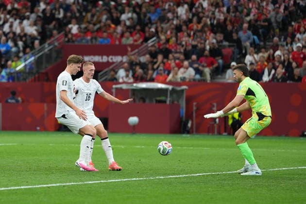 New Zealand v Belgium - FIFA World Cup, WM, Weltmeisterschaft, Fussball 2026 - Group G VANCOUVER, CANADA - JUNE 26: Max Crocombe (R) of New Zealand in action during the 2026 FIFA World Cup First Stage Group G match between New Zealand and Belgium at BC Place (Vancouver Stadium) in Vancouver, British Columbia, Canada on June 26, 2026. Ercin Erturk Anadolu British Columbia Canada. Editorial use only. Please get in touch for any other usage.  Copyright: x2026xAnadoluxErcinxErturkx